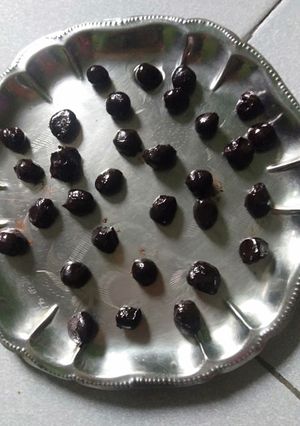 ஹோம் மேட் சாக்லேட் (Homemade chocolate recipe in tamil) செய்முறை முக்கிய புகைப்படம்