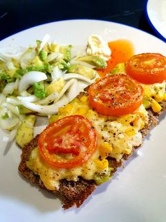 Una foto de Welsh rarebit - tosta gratinada