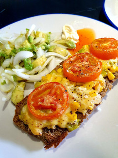 Una foto de Welsh rarebit - tosta gratinada