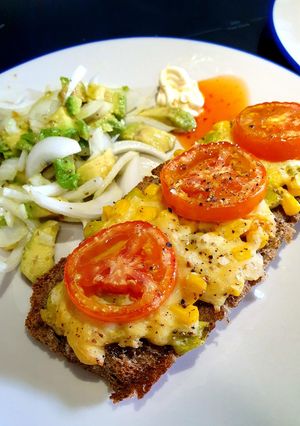 Una foto de Welsh rarebit - tosta gratinada