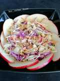 Ensalada de col y manzana con vinagreta de queso azul