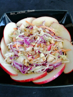 Una foto de Ensalada de col y manzana con vinagreta de queso azul