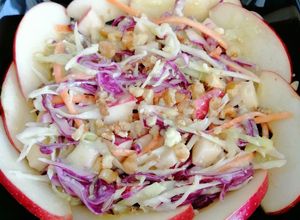 Una foto de Ensalada de col y manzana con vinagreta de queso azul