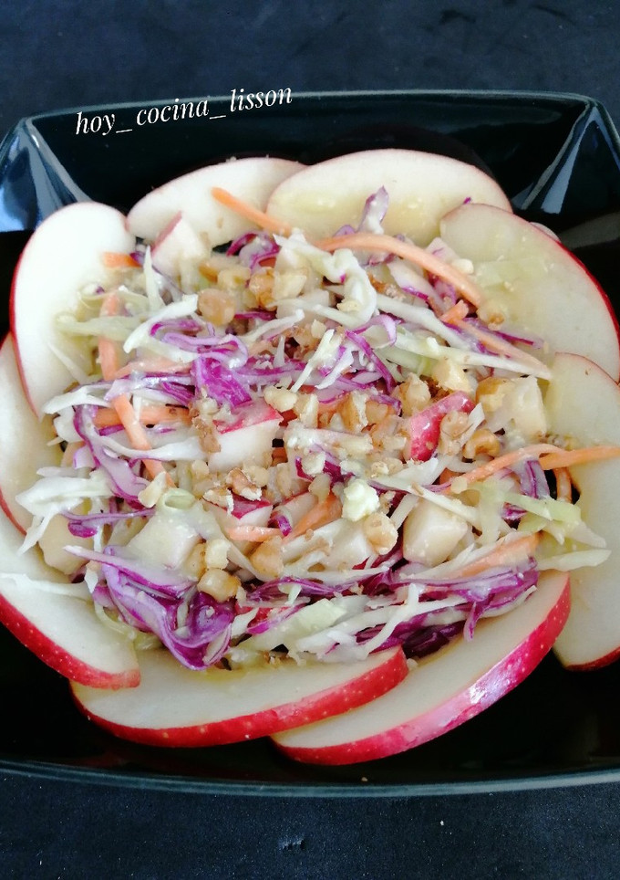 Una foto de Ensalada de col y manzana con vinagreta de queso azul