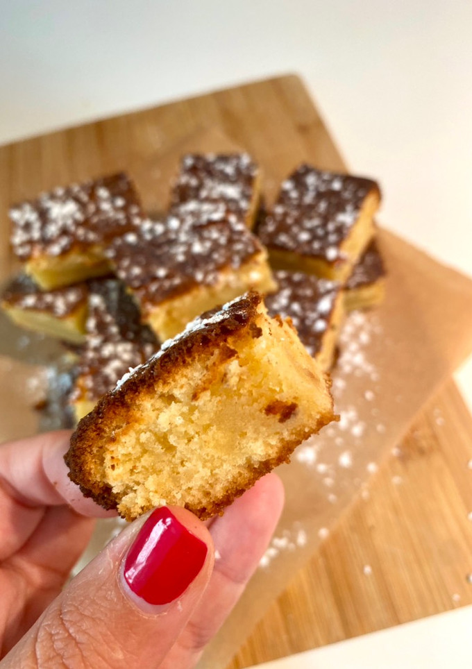 Una foto de Brownie de chocolate blanco