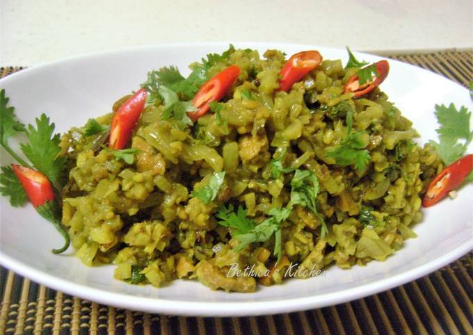 Lau Muger Dal Torkari (Lauki / Bottlegourd - Green Gram Curry - Bengali ...