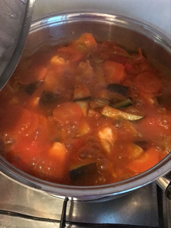 Una foto de Pollo con berenjenas en salsa de tomates y verduras