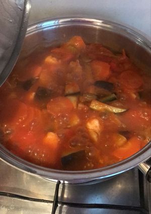 Una foto de Pollo con berenjenas en salsa de tomates y verduras