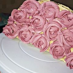 A picture of How to make a purse cake shape.