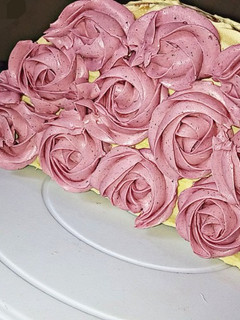 A picture of How to make a purse cake shape.