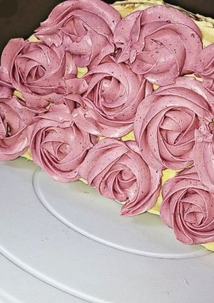 A picture of How to make a purse cake shape.