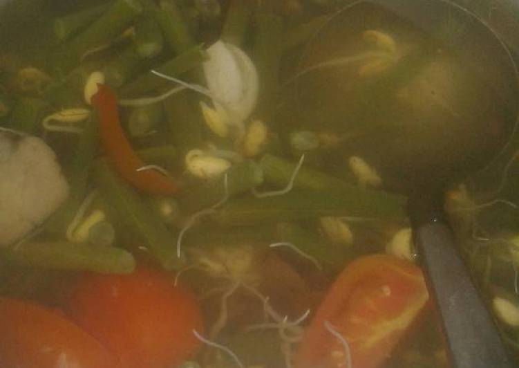 Sayur bening asem kacang panjang dan kecambah kedelai