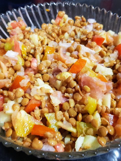 Una foto de Ensalada de lentejas y salmón ahumado