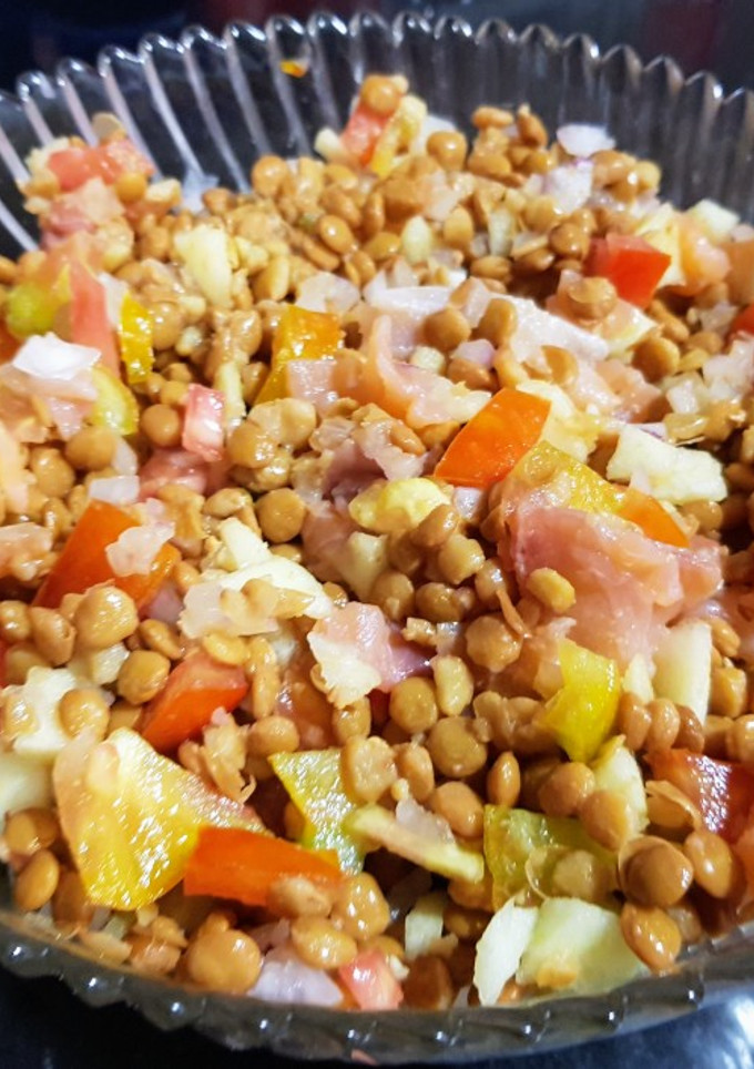 Una foto de Ensalada de lentejas y salmón ahumado