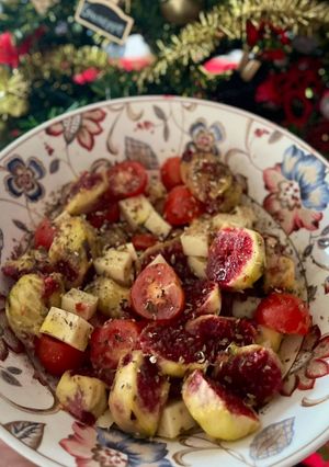 Foto principal de Ensalada de higos morados con tomate cherry y queso al orégano