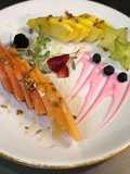 Plato de fruta de la estación con yogurt griego de fresa