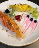 Plato de fruta de la estación con yogurt griego de fresa