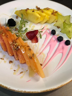 Una foto de Plato de fruta de la estación con yogurt griego de fresa