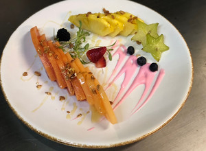 Una foto de Plato de fruta de la estación con yogurt griego de fresa