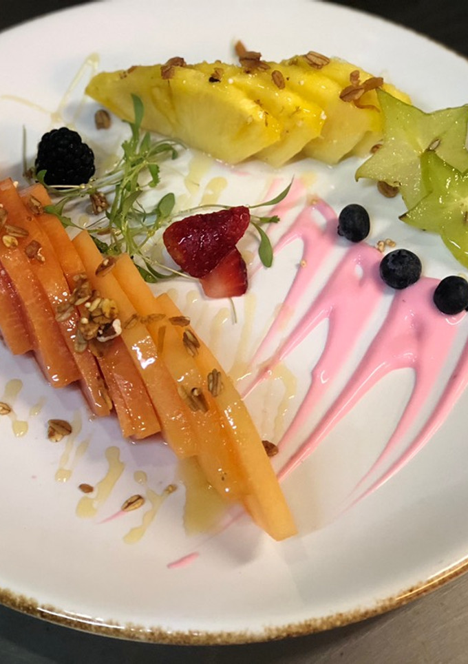 Una foto de Plato de fruta de la estación con yogurt griego de fresa