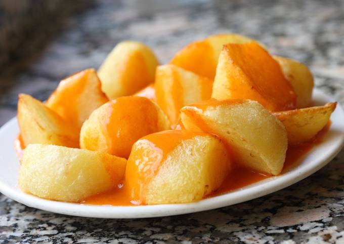 In Olivenöl frittierte Kartoffeln mit scharfer Soße - Patatas Bravas ...