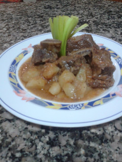 Una foto de Costilla de ternera con patatas