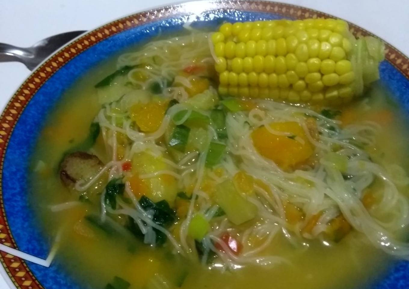 Sopa de verduras y cabello de ángel