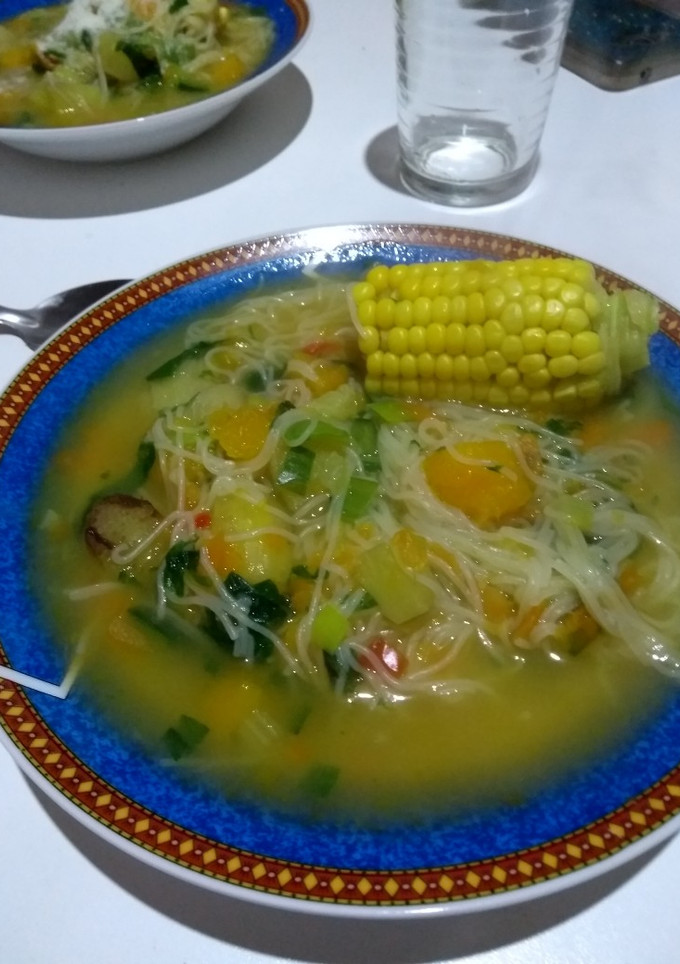 Una foto de Sopa de verduras y cabello de ángel