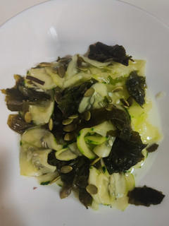 Una foto de Sunomono de pepino