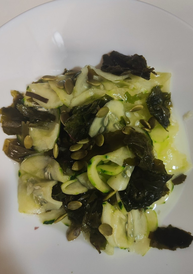 Una foto de Sunomono de pepino