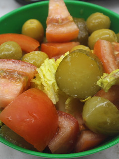 Una foto de Ensalada de tomate con pepinillos