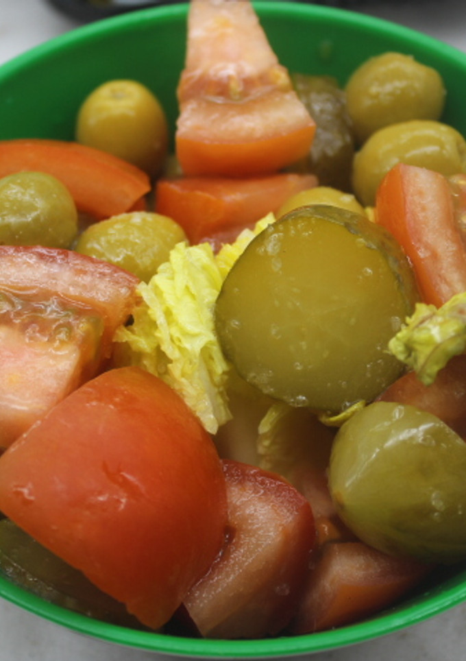 Una foto de Ensalada de tomate con pepinillos