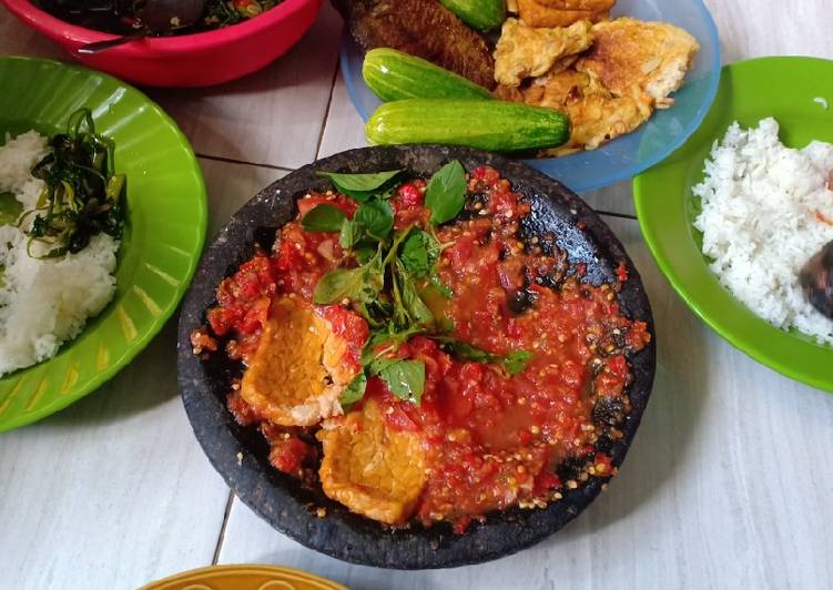 Cara Membuat Sambal Tomat Mentah yang Renyah