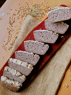 Una foto de Pan de grano de trigo sarraceno larga fermentación, sin harina, sin levadura, en molde de silicona