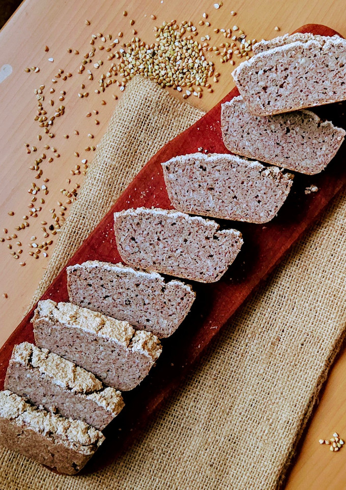 Una foto de Pan de grano de trigo sarraceno larga fermentación, sin harina, sin levadura, en molde de silicona
