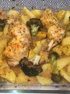 Una foto de Brócoli con pollo al horno