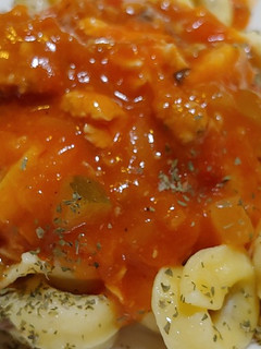 Una foto de Capeleti de carne con salsa de pisto