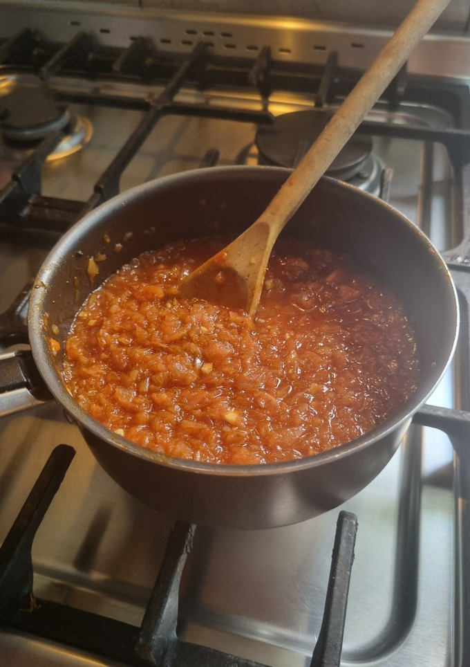 Una foto de Salsa para pizza con cebolla🍕
