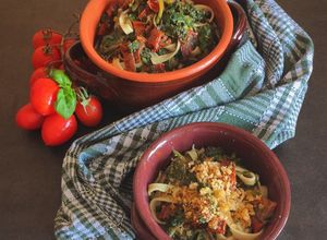 Foto di Tagliatelle con tenerumi pomodori secchi e mollica croccante