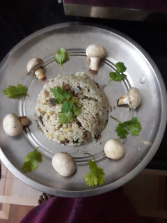 கார்லிக் மஸ்ரூம் ஃப்ரைடு ரைஸ் (garlic Mushroom Fried RIce Recipe in tamil) செய்முறை முக்கிய புகைப்படம்