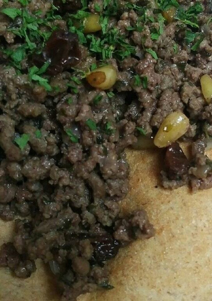 A picture of Hushwee with Pita Bread.