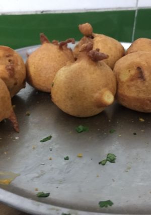 A picture of Crispy poha pakoras.