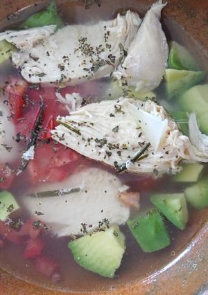 Una foto de Caldo de pollo fit 🐣🐤