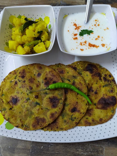 મેથી ના થેપલા (Methi Thepla Recipe In Gujarati) રેસીપી મુખ્ય ફોટો