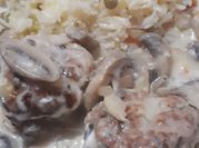 Una foto de albóndiga de pollo frito