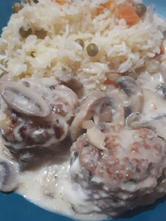 Una foto de Albóndigas de pollo en crema de champiñones