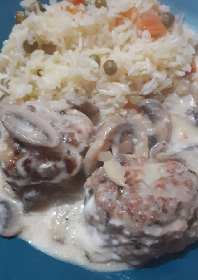 Una foto de Albóndigas de pollo en crema de champiñones