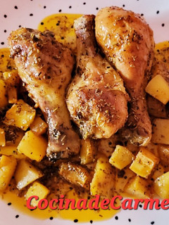 Una foto de Muslitos de pollo con patatas al romero