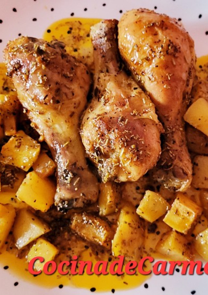 Una foto de Muslitos de pollo con patatas al romero