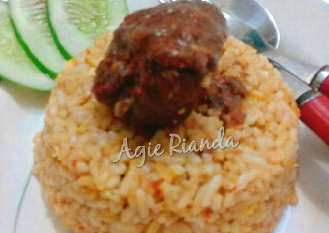 Nasi goreng bumbu rendang